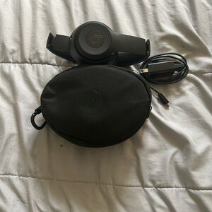 Beats Black Wireless Headphones with Case
